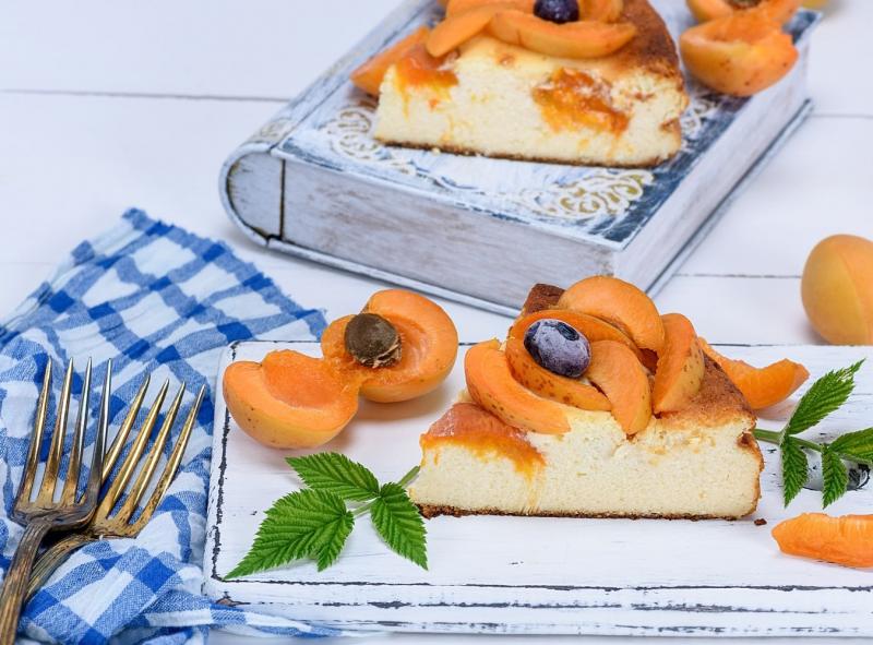 Upečte si domácí meruňkový koláč s drobenkou