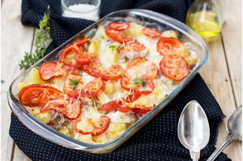 Recept na kuře s brambory a rajčaty z jedné pánve