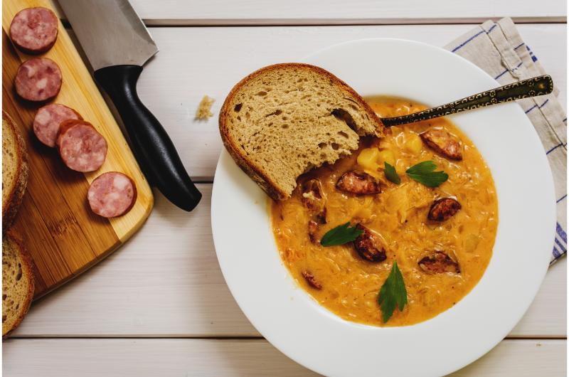 Tradiční valašské chutě: Recept na valašskou kyselici s klobásou a slaninou