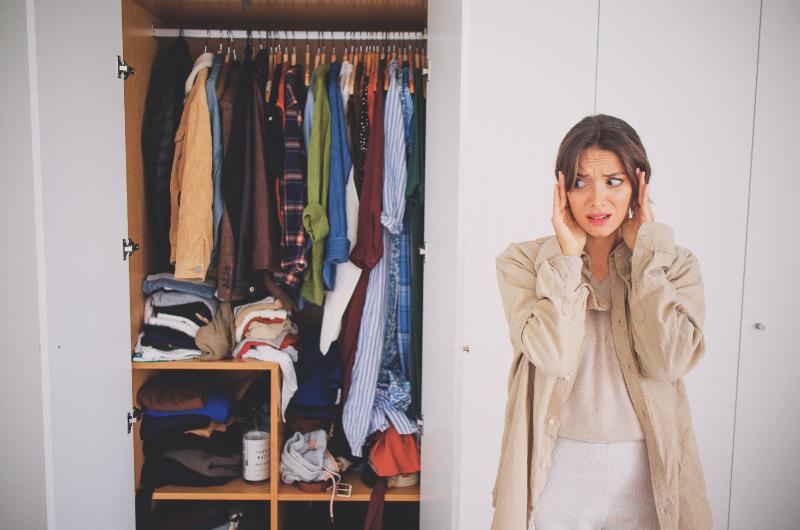 Sbohem zatuchlému oblečení ve skříni: Jak rolička od toaletního papíru osvěží vaše oblečení?