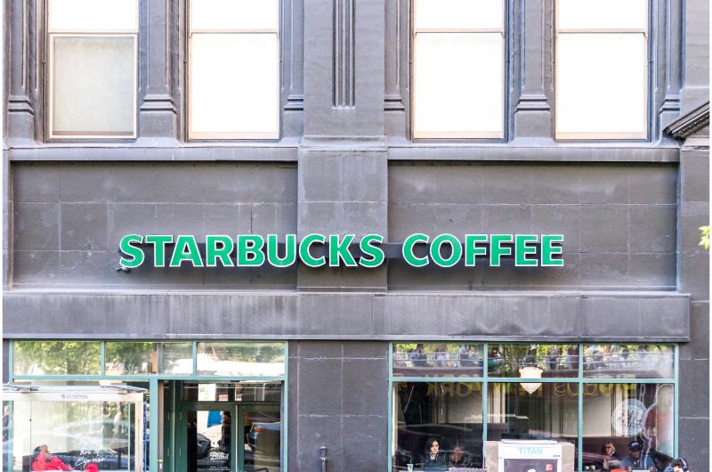 Starbucks zavádí digitální menuboardy: Cílí na kompletní digitalizaci do dvou let
