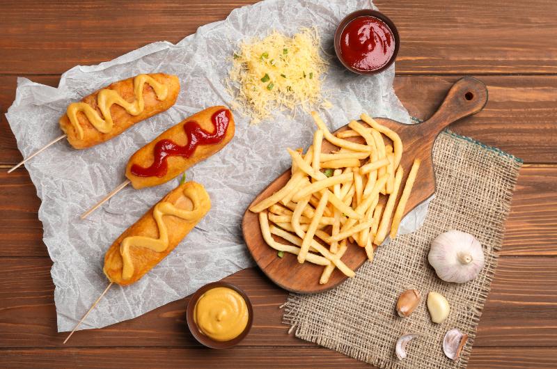 Mlsání k večernímu filmu: Recept na tři varianty na senzační párky v těstíčku, po kterých se zapráší