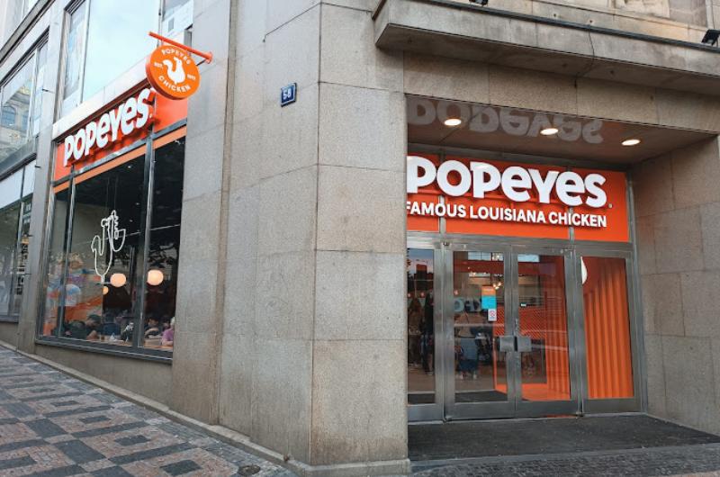 Novinka pro milovníky kuřete: Popeyes otevírá třetí pobočku v Česku
