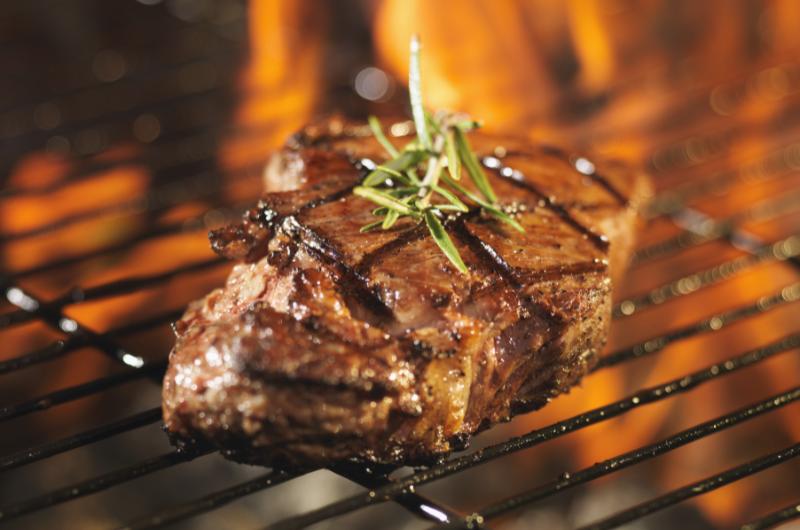 Jak na šťavnatý steak z grilu? Máme pro vás 10 tipů pro nejlepší chuť