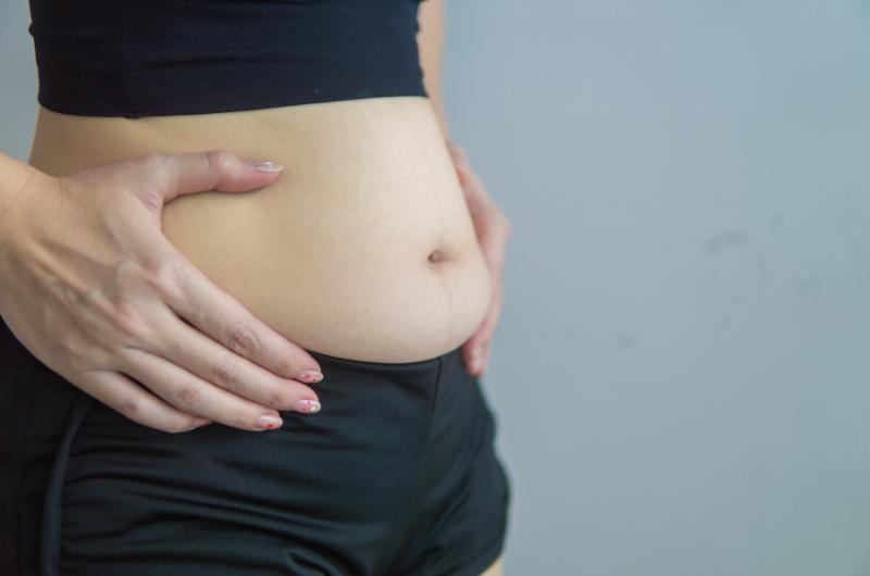 Jak poznat hormonální břišní tuk: 8 klíčových příznaků