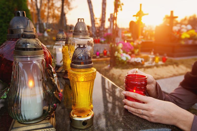 Jak uctít památku zesnulých v moderní době: Najděte si vlastní cestu k vzpomínání