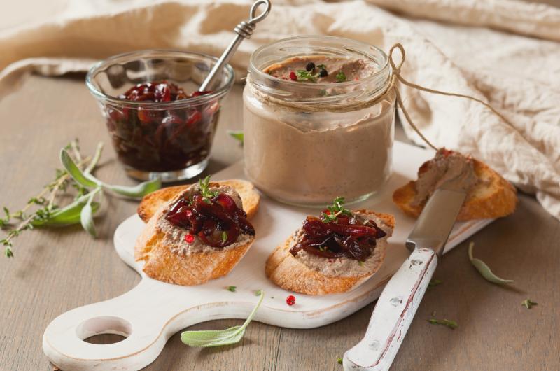 Jak připravit paštiku z kuřecích jater s karamelizovanou cibulkou? Tento recept musíte vyzkoušet