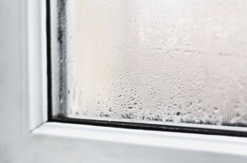 Jak zastavit rosení oken? Tyhle způsoby fungují i v těch největších mrazech