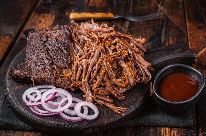 Recept na nejlepší trhané hovězí? Víno, bylinky a pomalé pečení dělají zázraky