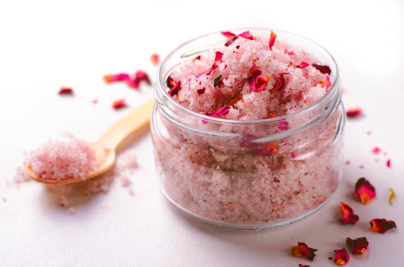 Domácí tělový peeling: Jak si vyrobit přírodní body scrub pro hebkou a zdravou pokožku