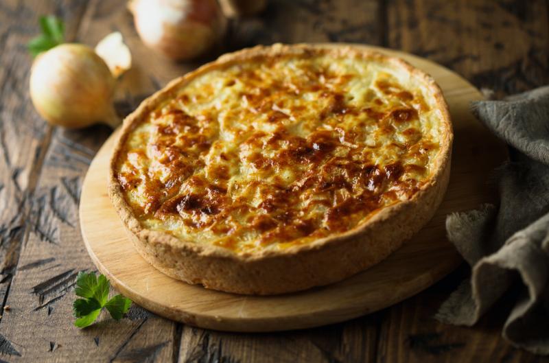 Křupavý cibulový koláč z listového těsta: Snadný recept s úžasnou chutí