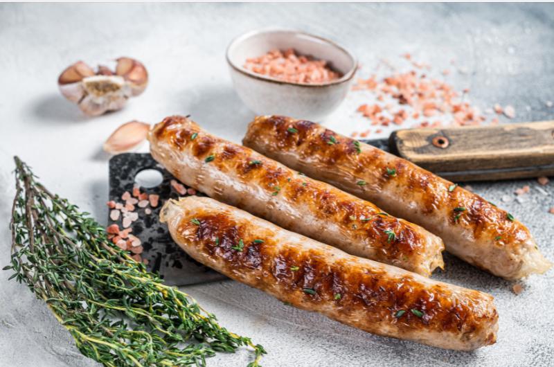 Jak udělat klobásy dokonale křupavé a šťavnaté? Stačí změnit jediný krok!