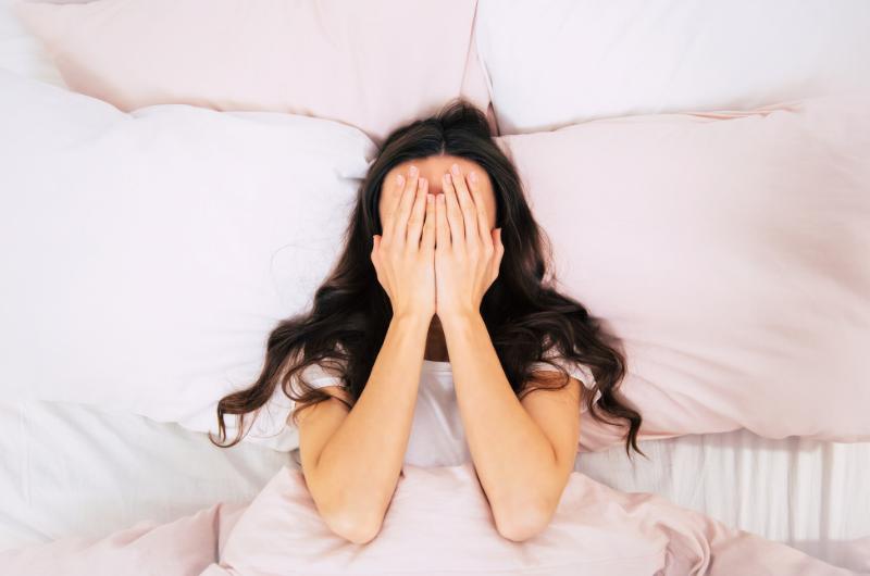 Už po třech špatných nocích riskujete zdraví srdce. Co dělat, když špatně spíte?