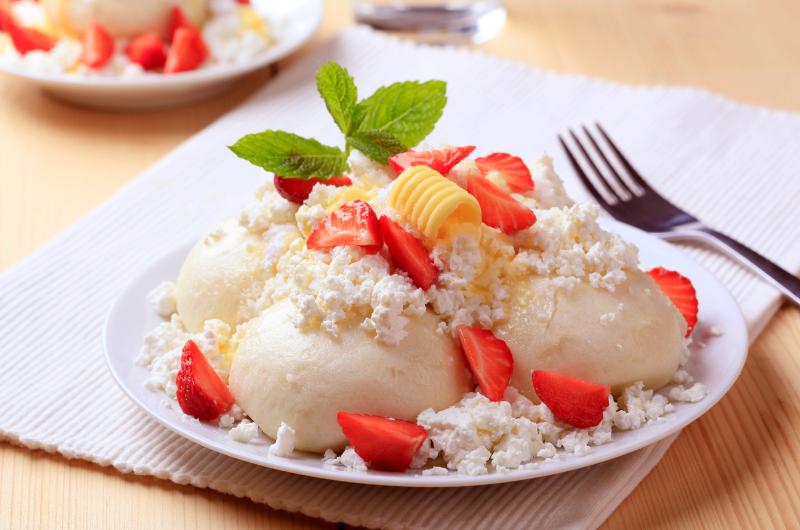 Sladké potěšení na talíři: Recept na nadýchané jahodové knedlíky
