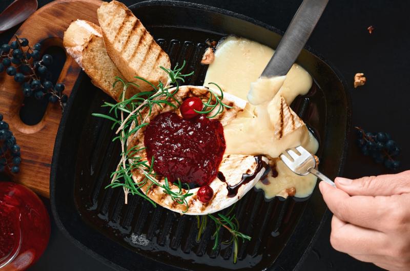 Grilovaný hermelín s brusinkami? Luxusní chuťovka, která vám z grilu zmizí dřív, než ji otočíte