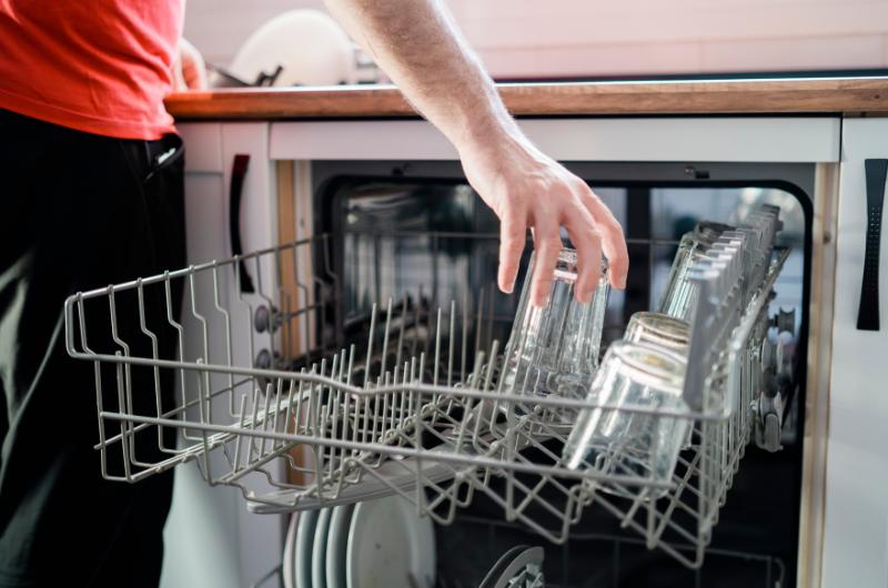 Myčka nádobí špatně myje sklenice? Těchto 6 důvodů zkontrolujte jako první