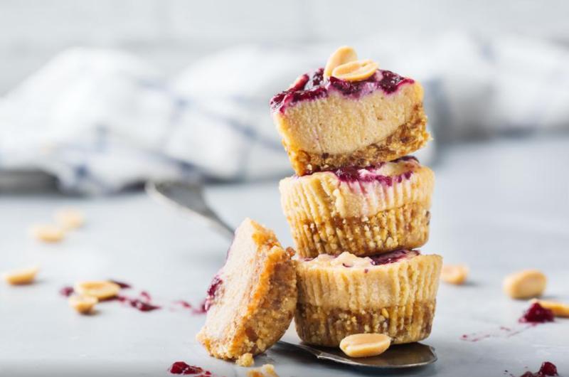 Nepečené cheesecake kostky s čokoládou a arašídy: Dezert, který si zamilujete už po prvním soustu