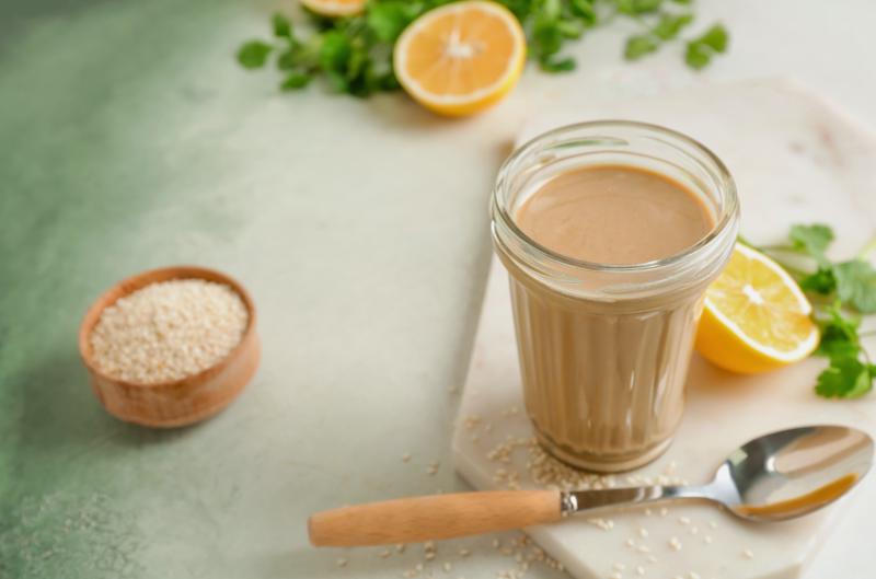 Datlový koktejl s tahini: Lahodný proteinový nápoj s tofu a bez proteinu