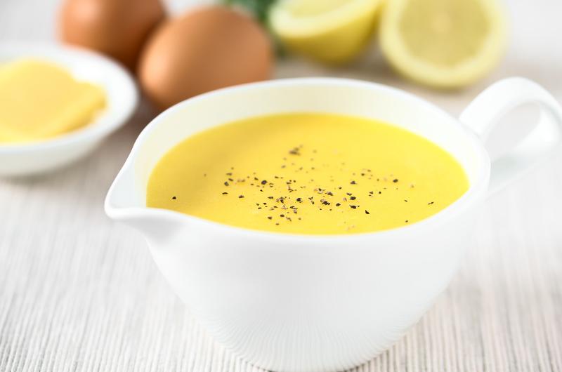 Domácí holandská omáčka: Recept na krémovou klasiku, která pozvedne každé jídlo