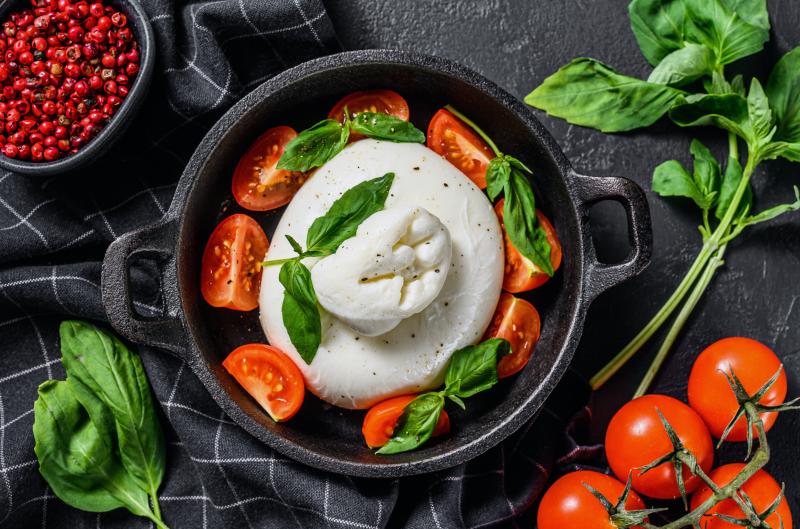 Burrata Caprese: Rychlý letní salát s cherry rajčaty a čerstvou bazalkou