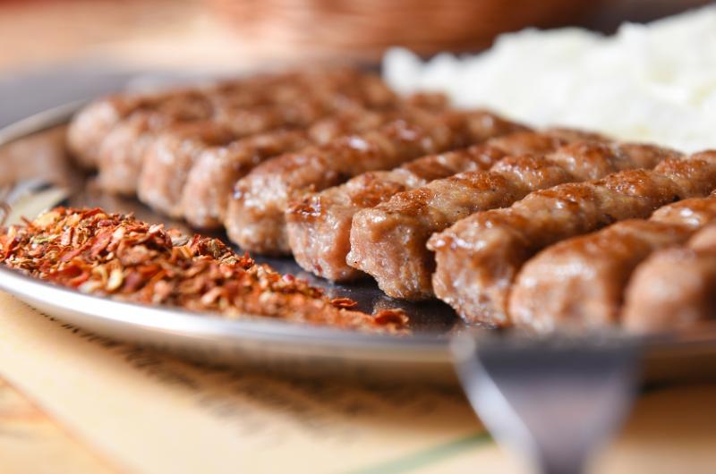 Domácí čevapčiči jako z Balkánu: Recept, který si zamilujete