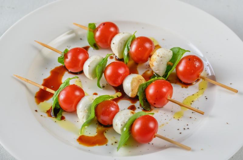 Caprese špízy: Rychlé občerstvení na párty, piknik i letní grilování