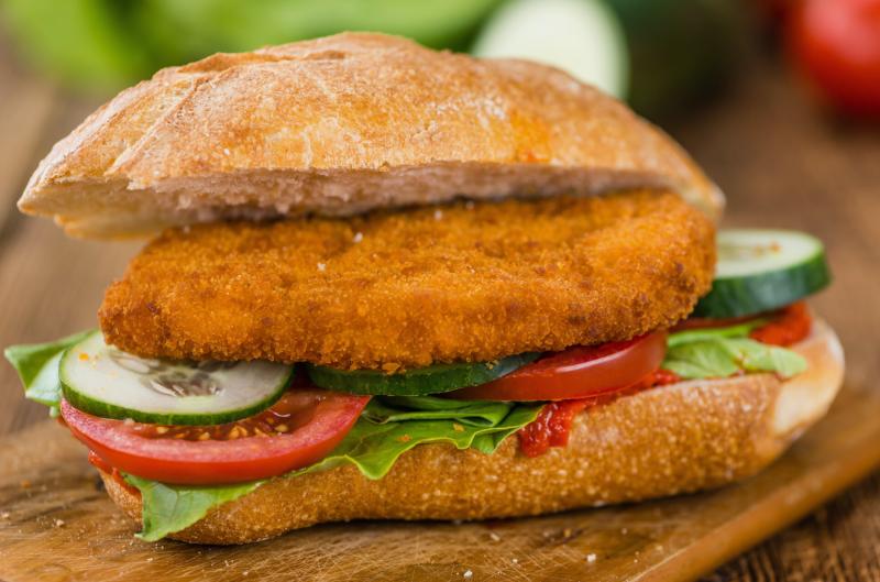 Smažený sýr v housce: Domácí burger, který strčí fast food do kapsy