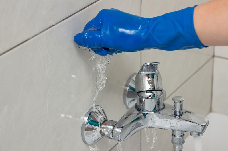 Konec boje s vodním kamenem: Trik, který promění vaše koupelnu během pár minut