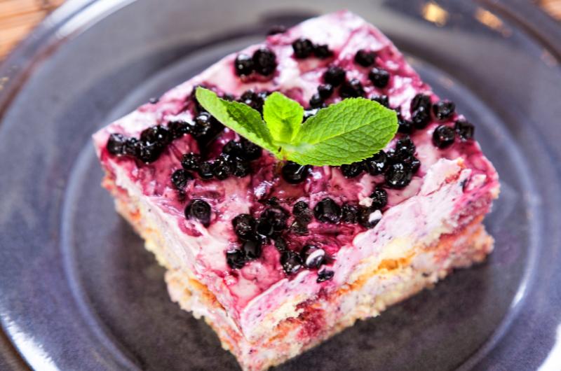 Zapomeňte na klasické tiramisu: Tahle borůvkovo-citronová varianta vás dostane!