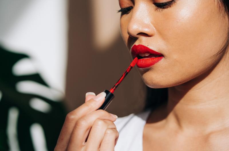 Lip tint nebo lip stain? Trendy rtěnky 2025, které vydrží celý den