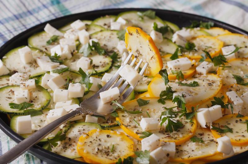 Zkaramelizovaná cuketa s fetou a bylinkami: lehký letní recept, který zvládne každý