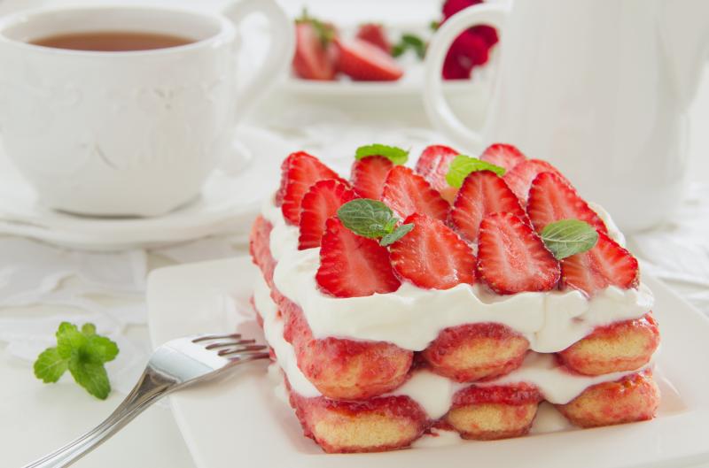 Svěží sladká tečka bez práce: Nepečený dezert z piškotů s mascarpone a lesním ovocem