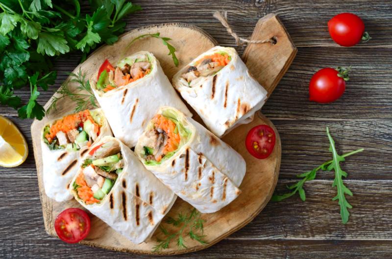 Rychlá fitness tortila s hummusem z edamame: zdravý oběd hotový bez vaření