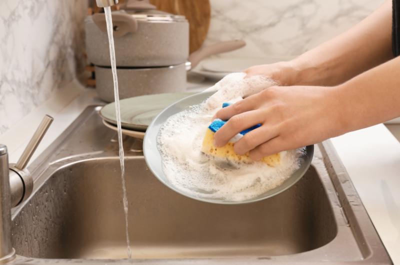 Účty za vodu klesly na minimum: Stačí jediný trik při mytí nádobí