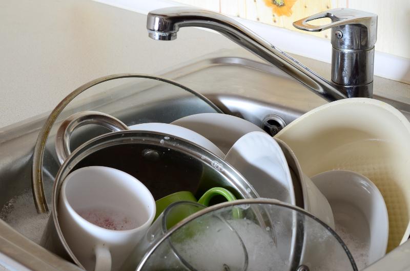 Proč vám nádobí pořád zapáchá, i když je umyté? Skrytý viník v kuchyni, kterého většina lidí přehlíží