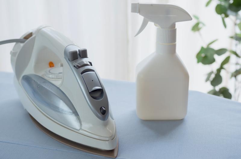Tekutá žehlička doma: Jak vyhladit prádlo bez žehličky díky přírodním ingrediencím