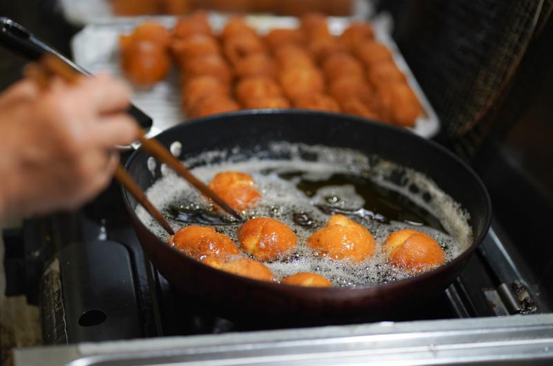 Kuchaři to tají, ale funguje to vždy: Jak zastavit prskání oleje jednou provždy