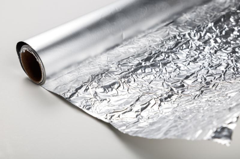 Hliníková fólie má dvě strany – děláte to špatně celý život? Tady je pravda, kdy použít lesklou a kdy matnou