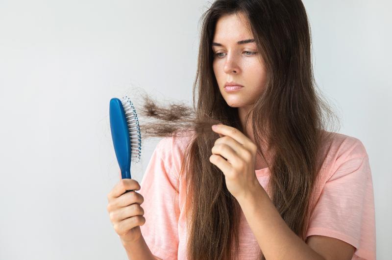 Podzimní „línání“ vlasů: Proč vám teď vlasy padají víc než obvykle a co s tím dělat