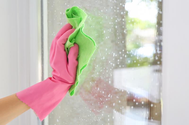 Chyba, kterou dělá před zimou skoro každý: Při mytí oken stačí přidat jednu surovinu z kuchyně a budou se lesknout celé týdny