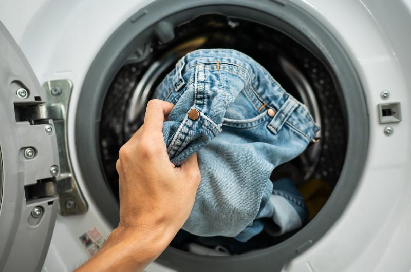 Po tomto triku budou vaše džíny držet tvar i barvu celé roky