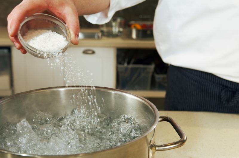Solíte jídlo na začátku nebo na konci vaření? Většina lidí to dělá špatně a tím kazí chuť i strukturu pokrmu