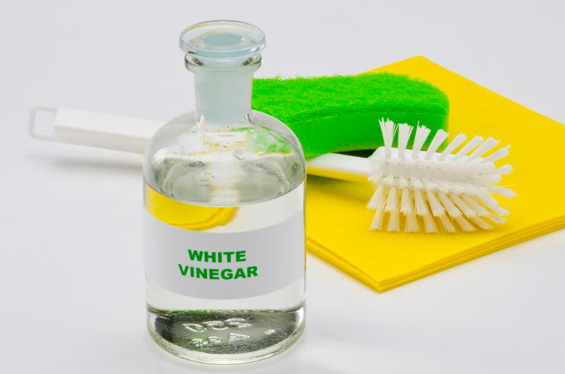 Nečistěte tyto věci octem! V domácnosti napáchá víc škody než užitku