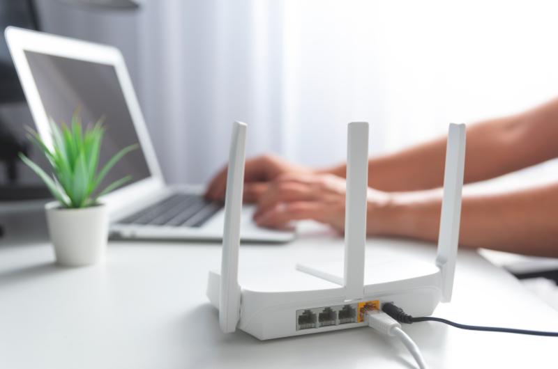 Wi-Fi router máte v obýváku? Odborníci varují: horší místo v bytě neexistuje