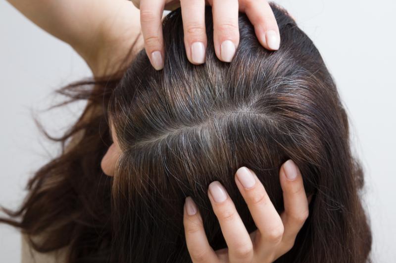 Tato barva vlasů skryje šediny lépe než všechny ostatní: Kadeřníci ji doporučují i ženám po padesátce