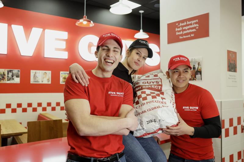 Five Guys v Praze: Otevírací doba, ceny a důvod, proč má Five Guys takový kult