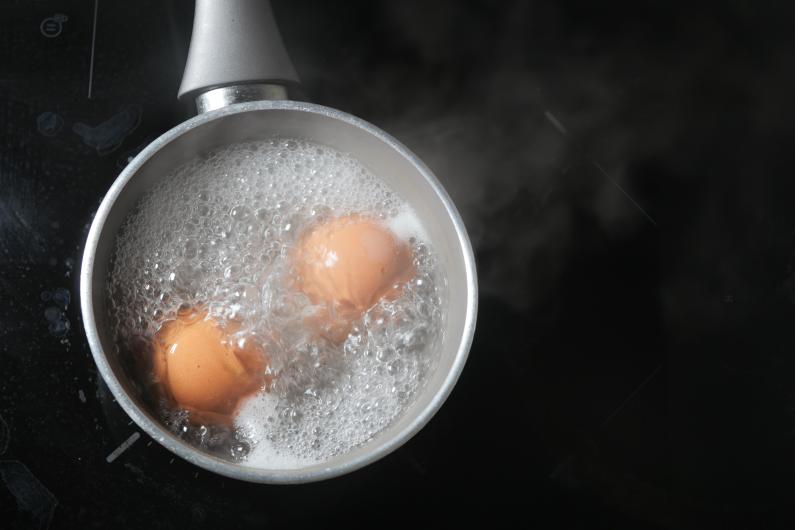 Domácí vajíčka se vám pořád trhají a nejdou oloupat? Možná děláte zásadní chybu už po dovaření