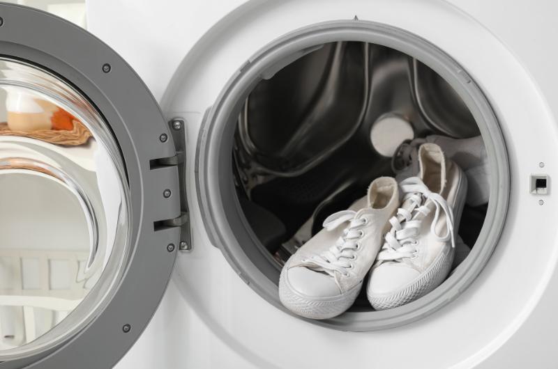 Toto děláte špatně! Odhalte tajný trik, jak vyprat tenisky v pračce a nezničit je