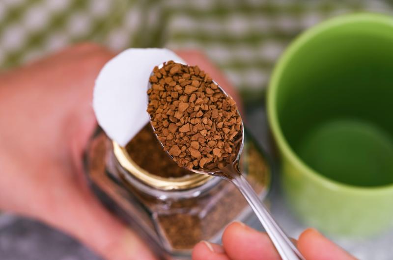 Instantní káva chutná divně a bez vůně? Tuhle chybu dělá skoro každý – a stačí málo, aby byla perfektní