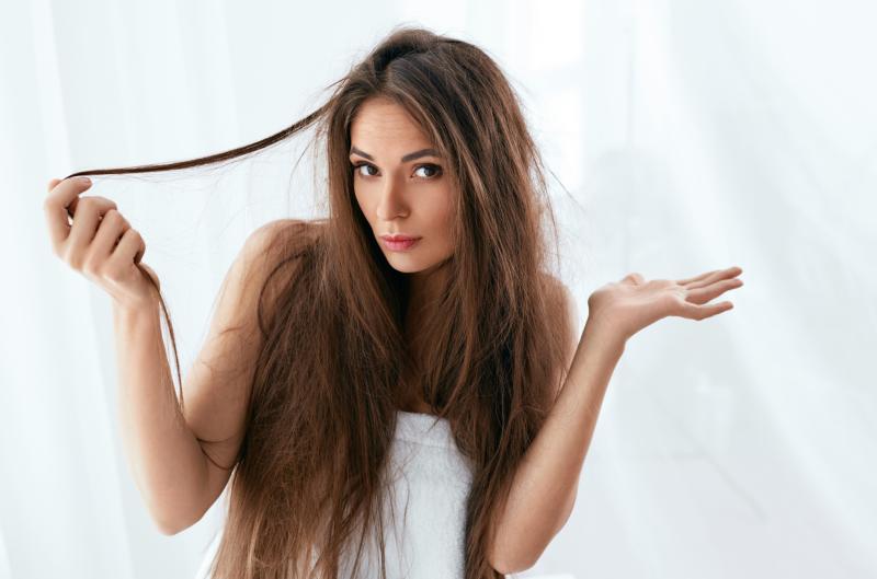 Elektrizující vlasy v zimě trápí téměř každého. Děláte tyto chyby i vy?